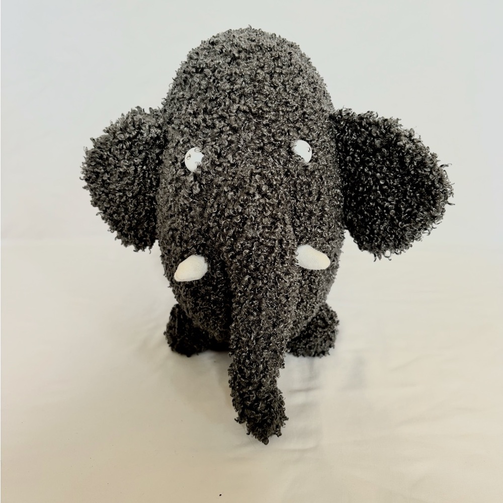 Ollie 100% Fake Elephant Houdt Van Voetbal Pillow Plush  w/o net H 1063